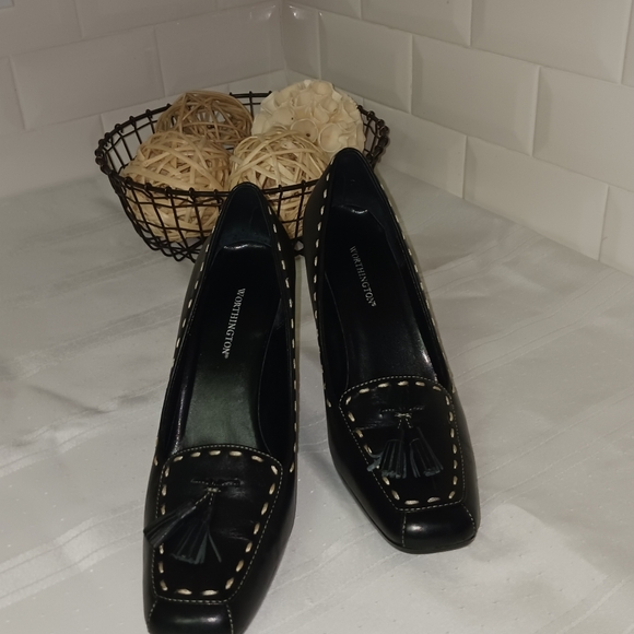 Worthington Black with White Stitching Trim Heels - Picture 7 of 7
